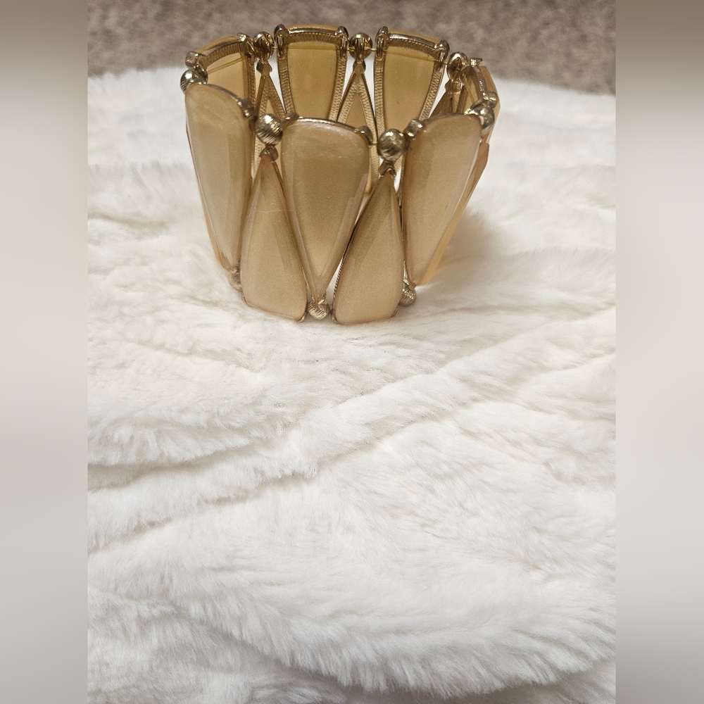 ELEGANT Large Golden Acrylic Arrow Shaped Crystals Gold Tone Stretch BraceletI